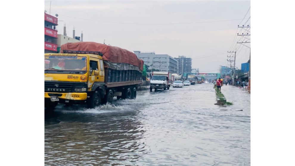 বৃষ্টির পানিতে প্লাবিত, ঢাকা-টাঙ্গাইল মহাসড়ক, যানবাহন চলাচলে ধীরগতি