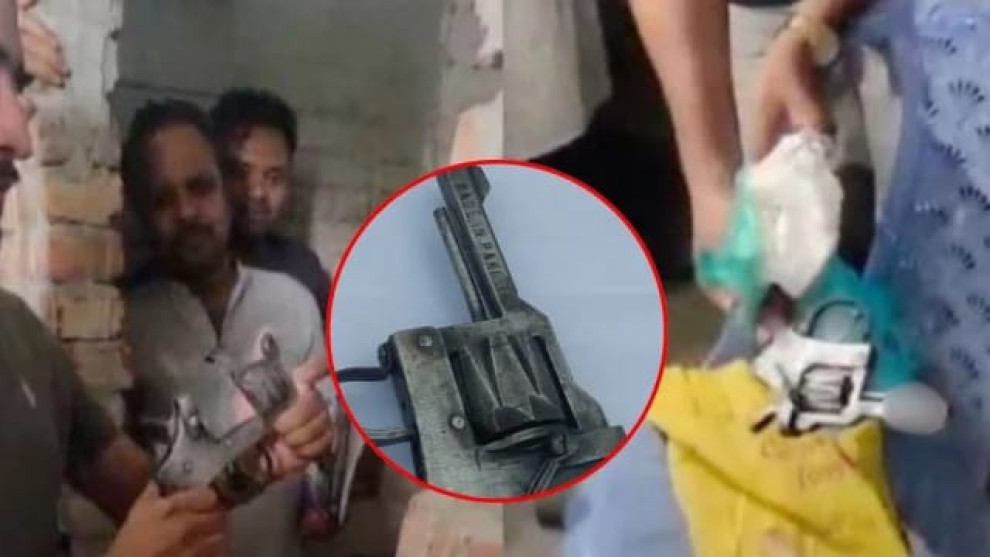 সাভারের আশুলিয়ায় মাদ্রাসার নির্মাণাধীন টয়লেট থেকে পিস্তল ও গুলি উদ্ধার