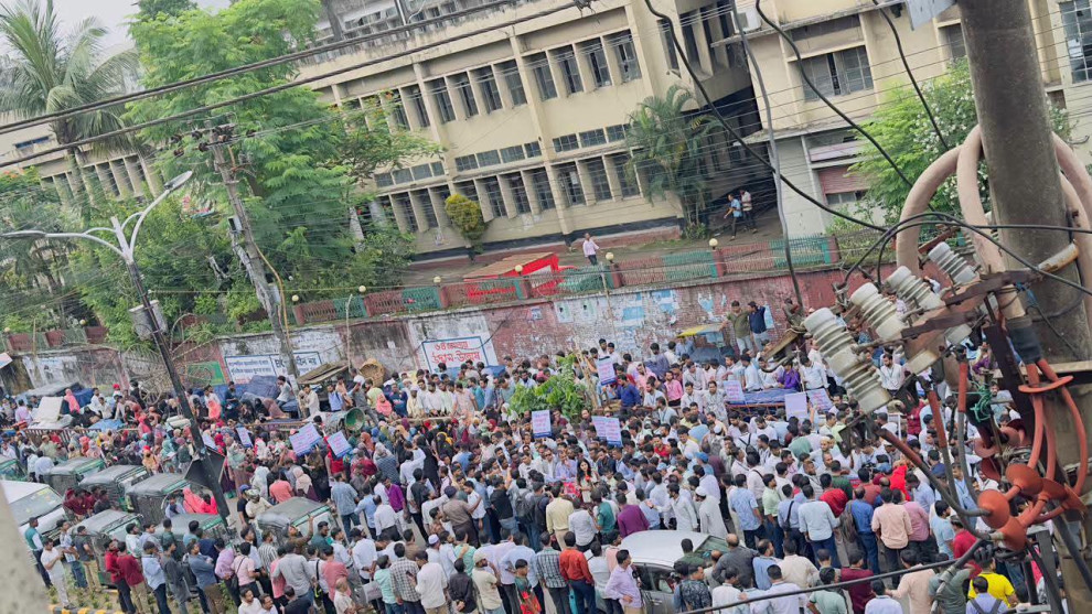 চট্টগ্রামে পাঁচ ব্যাংকের চাকরিচ্যুতদের মানববন্ধন, স্মারকলিপি