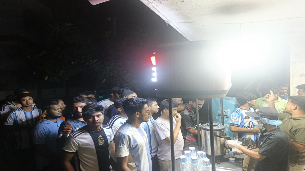ঢাকা কলেজে ফুটবল উন্মাদনায় ব্যতিক্রমী আয়োজন, ১৫০০ শিক্ষার্থীকে ফ্রি কফি দিলেন ছাত্রদল নেতা