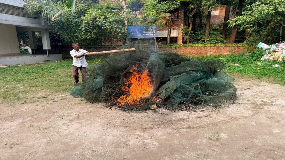 বিশেষ অভিযানে অবৈধ চায়না দুয়ারী ও কারেন্ট জাল উদ্ধার করা হয়