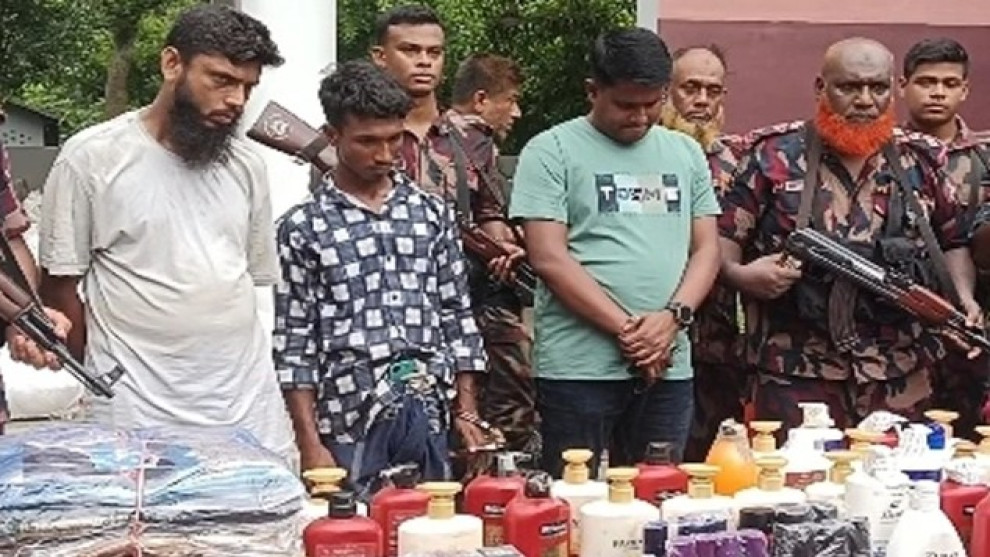 স্থল বন্দর বেনাপোল কাস্টমসের দুই সহকারী রাজস্ব কর্মকর্তা ও তিন সিপাই বরখাস্ত