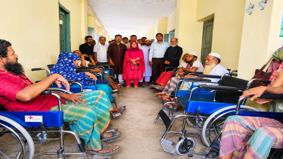 চিতলমারীতে মানবিক উদ্যোগে ১২ প্রতিবন্ধীর হাতে হুইল চেয়ার