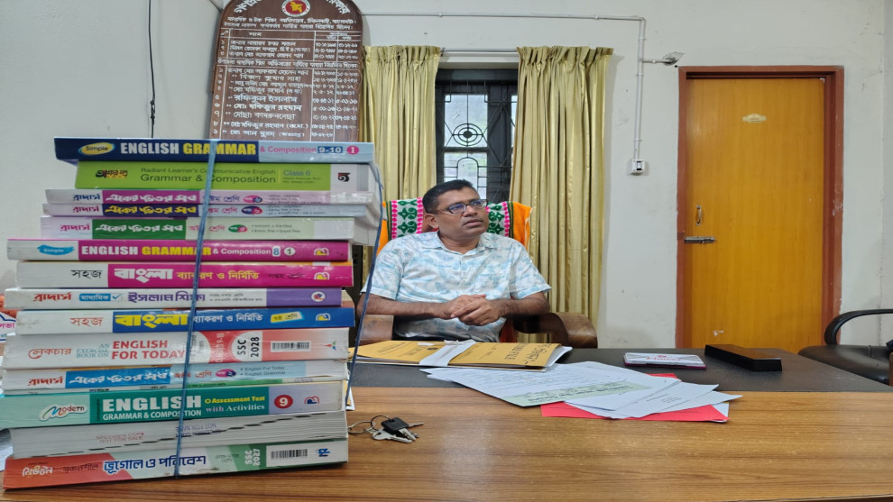 গোপন সংবাদের ভিত্তিতে চিতলমারীর এক বিদ্যালয়ে ঝটিকা অভিযান, ১৪টি নিষিদ্ধ গাইড বই জব্দ