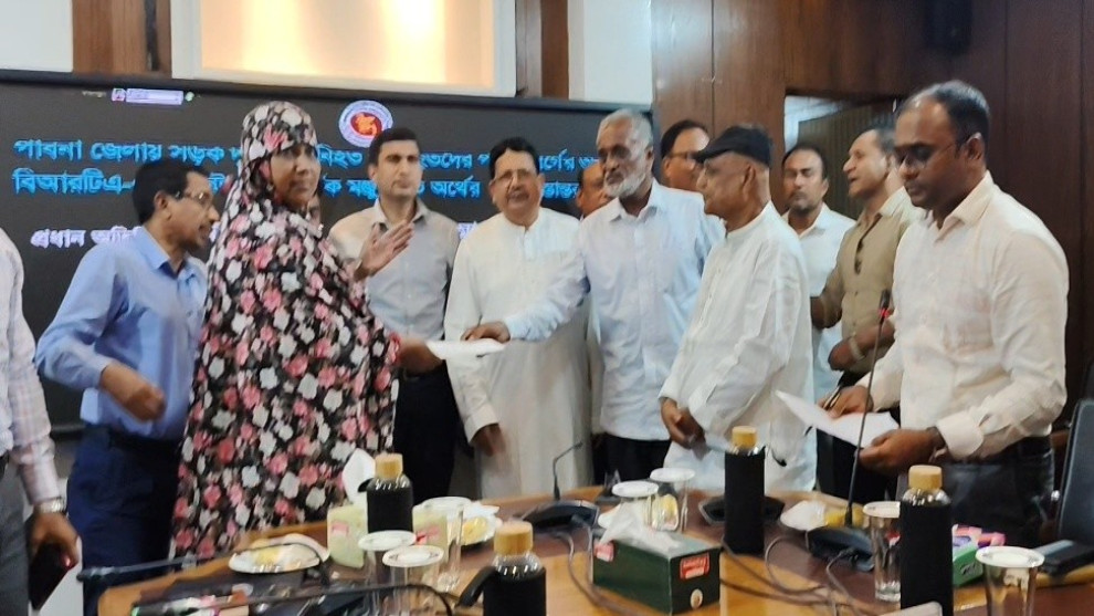 পাবনায় সড়ক দুর্ঘটনায় ক্ষতিগ্রস্ত ২১ পরিবার পেল ৯৫ লাখ টাকার অনুদান