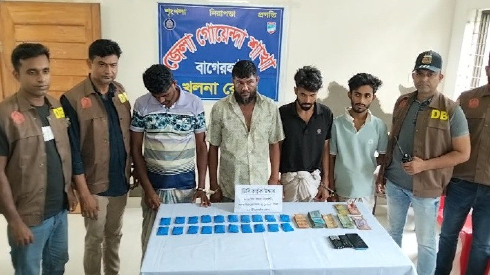ফকিরহাটে ডিবি পুলিশের অভিযানে ৪০১৫ পিস ইয়াবা উদ্ধার, ২৬ মামলার আসামিসহ গ্রেপ্তার ৪