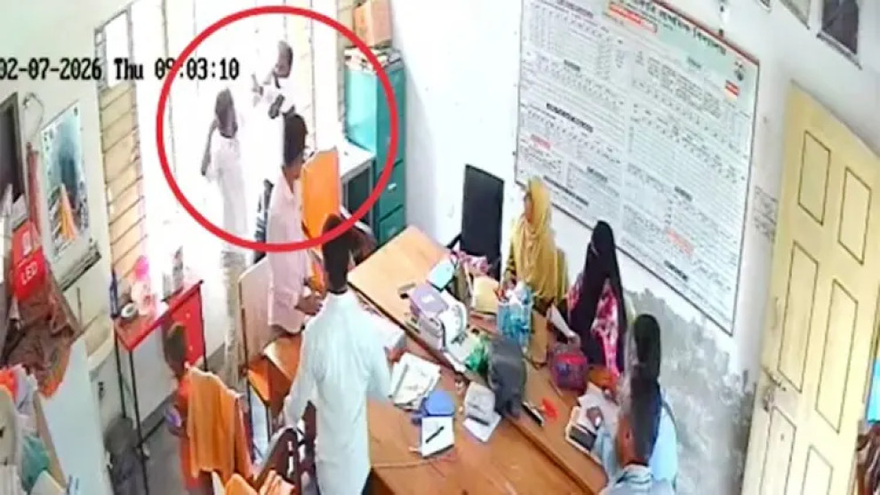 সহকারী শিক্ষকের হাতে প্রধান শিক্ষক লাঞ্ছিত, ভিডিও ভাইরাল