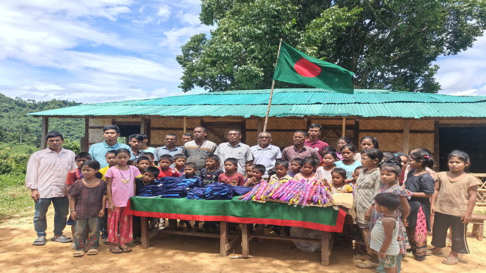 বান্দরবানের দুর্গম পাহাড়ে শিক্ষার্থীদের মাঝে সেনাবাহিনীর শিক্ষা সামগ্রী বিতরণ