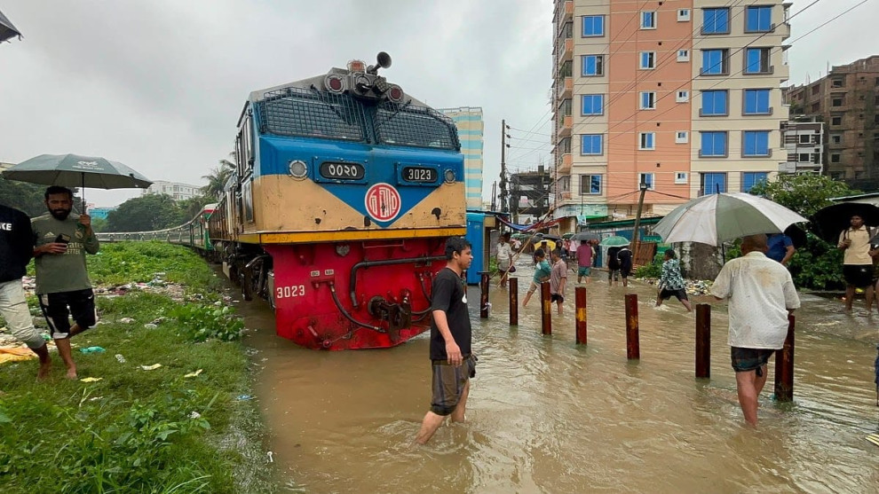 ভারী বৃষ্টিতে কক্সবাজার-চট্টগ্রাম রুটে ট্রেন চলাচল বন্ধ, টিকিটের অর্থ ফেরত দিচ্ছে রেলওয়ে
