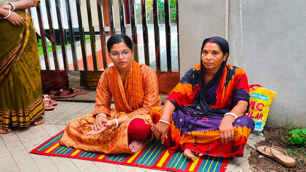 দাম্পত্য বিরোধের জেরে স্বামীর বাড়ির সামনে চিকিৎসক স্ত্রীর অবস্থান ও অনশন