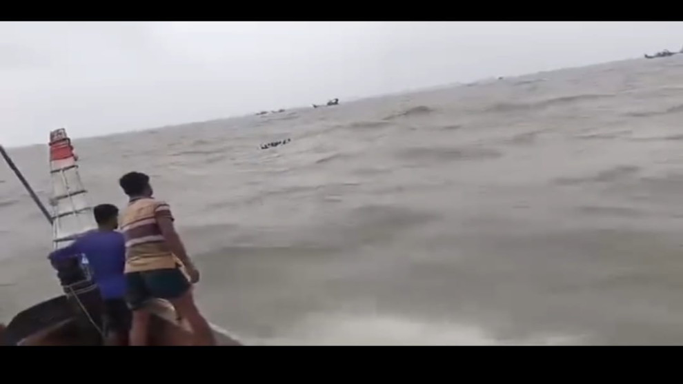 ইলিশ শিকার করতে গিয়ে দুই ট্রলার ডুবি: ১৬ জেলে উদ্ধার, দুই জেলে নিখোঁজ