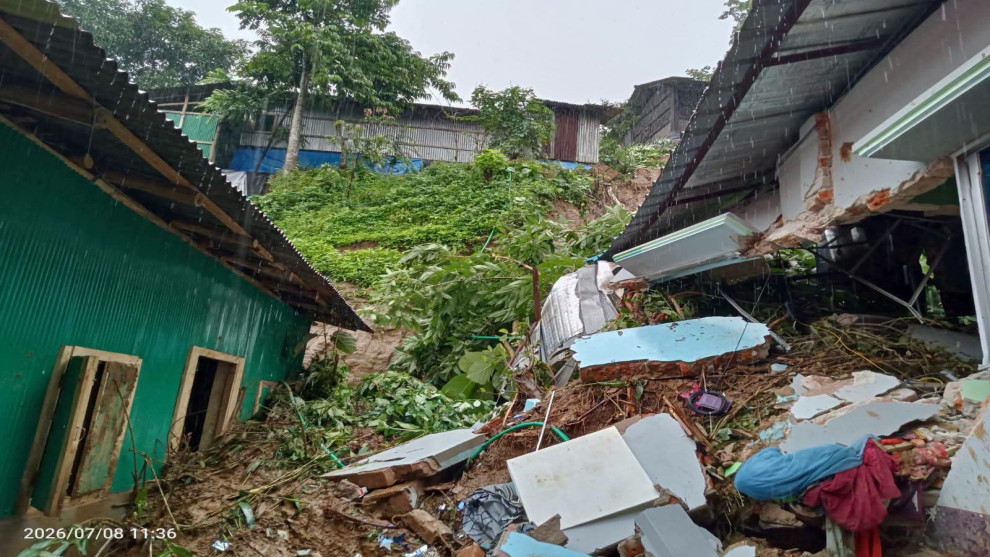 কক্সবাজারে পাহাড়ের পাদদেশে ঝুঁকিপূর্ণ বসতি,পাহাড় ধসে মৃত্যুর শঙ্কা,সরিয়ে নিতে কাজ করছে প্রশাসন