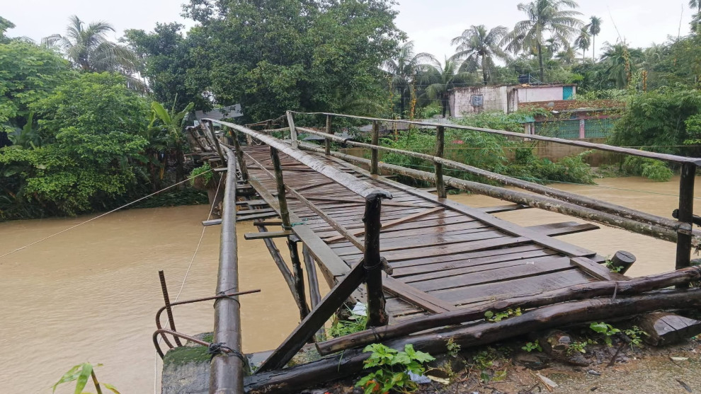 ফরাজি পাড়া-পোকখালীর কাঠের জোড়াতালির সংযোগ সাঁকো দিয়ে অর্ধলক্ষাধিক মানুষের ঝুঁকিপুর্ণ যাতায়াত
