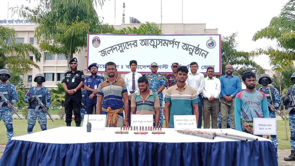সুন্দরবনে কোস্ট গার্ডের চাপে অস্ত্রসহ আত্মসমর্পণ বড় জাহাঙ্গীর বাহিনীর ৩ সদস্য