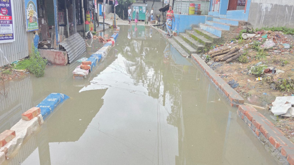নিয়মিত ড্রেন পরিষ্কার না করায় সামান্য ভারী বৃষ্টিতেই জলাবদ্ধতা সৃষ্টি