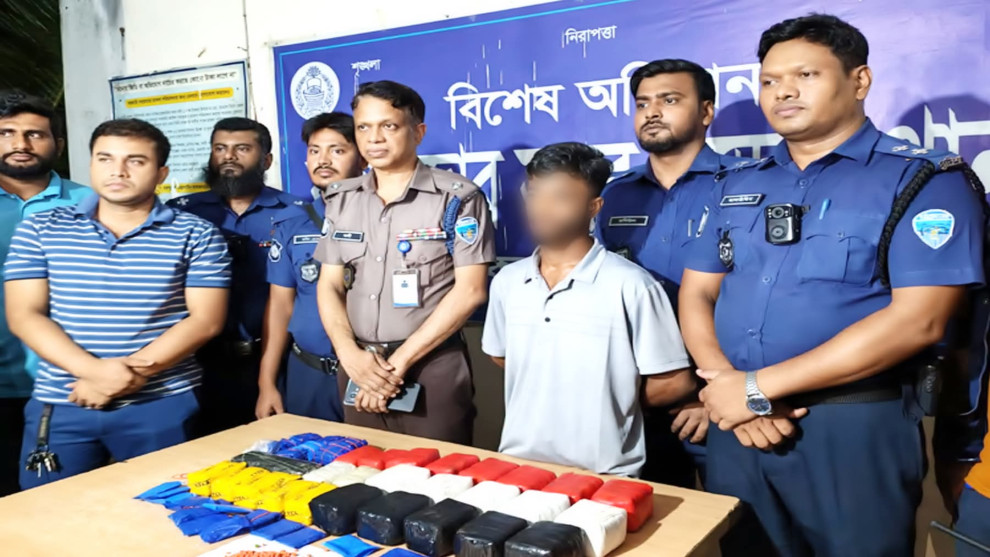 কক্সবাজারে ঢাকাগামী স্লিপার কোচ থেকে ৯২ হাজার ইয়াবা উদ্ধার, আটক ১