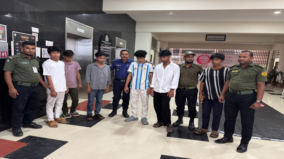জাককানইবিতে গোপনে নারী শিক্ষার্থীদের ভিডিও ধারণ,আটক ৬ কিশোর