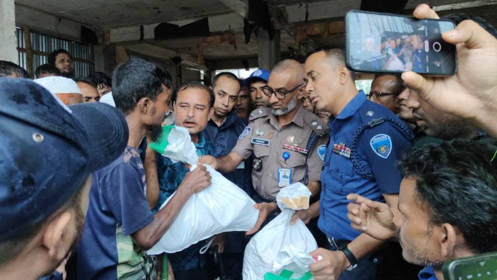 বন্যাদুর্গতদের মাঝে ত্রাণ সহায়তা দিলেন কক্সবাজার জেলা পুলিশ