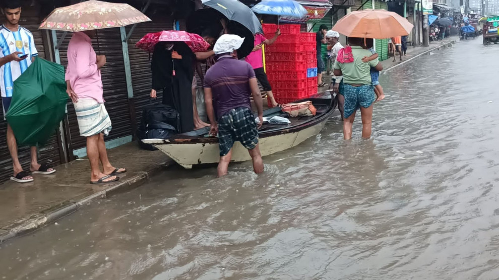 অতি ভারী টানা বৃষ্টি বর্ষণে জলাবদ্ধতা সৃষ্টি,বসতবাড়ি দোকান রাস্তায় পানি বন্ধী
