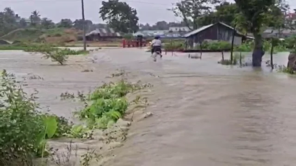 বৃষ্টি কমলেও কাটেনি দুর্ভোগ রাঙামাটিতে ৫০ আশ্রয়কেন্দ্রে এখনো ৩৬৩৭ মানুষ