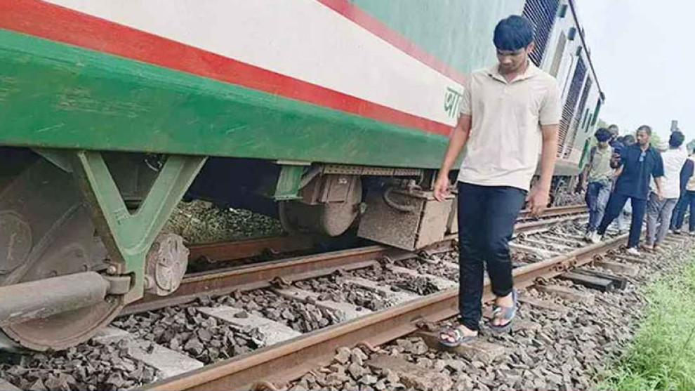 একতা এক্সপ্রেস লাইনচ্যুত, উত্তরাঞ্চলের রুটে ট্রেন চলাচল বন্ধ