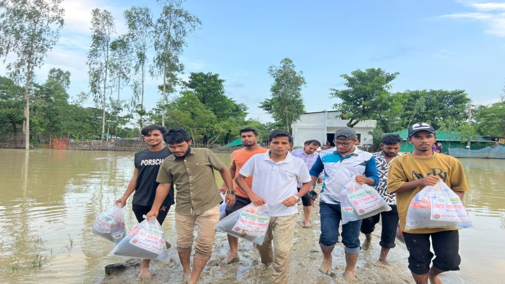 বন্যার দুর্ভোগে পাশে দাঁড়াল চবি ছাত্রদল, সহায়তা পেল শতাধিক পরিবার