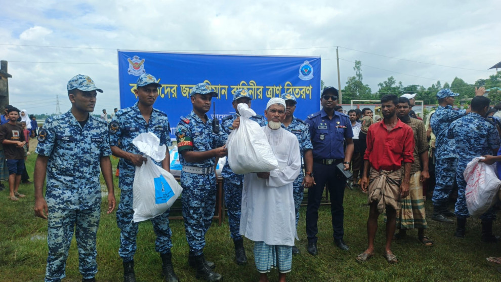 বন্যায় ক্ষতিগ্রস্তদের মাঝে বিমান বাহিনীর ত্রাণ বিতরণ