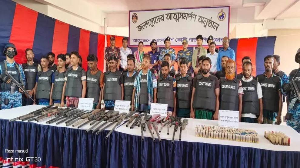 সুন্দরবনে অস্ত্রসহ আত্মসমর্পণ ছোট জাহাঙ্গীর বাহিনীর প্রধানসহ ২৭ বনদস্যুর