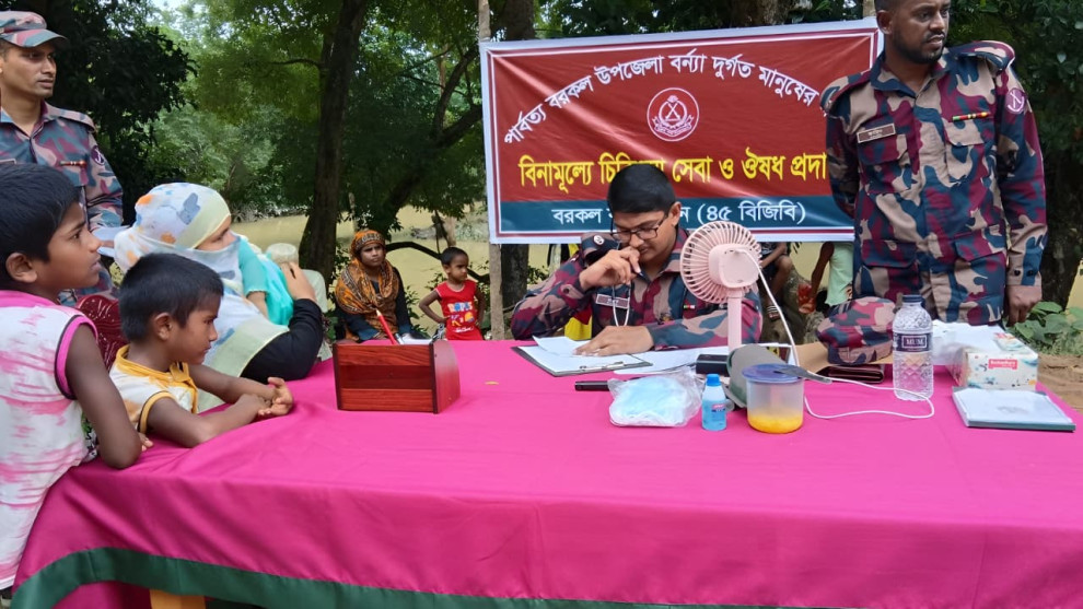 দুর্গম বরকলের কলাবুনিয়ায় ৪৫ বিজিবির চিকিৎসা ক্যাম্প, বিনামূল্যে সেবা পেলেন ২৫০ জন