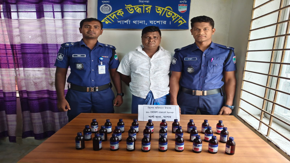 শার্শায় পুলিশের জালে মাদক কারবারি: উদ্ধার ৩০ বোতল এসকাফ