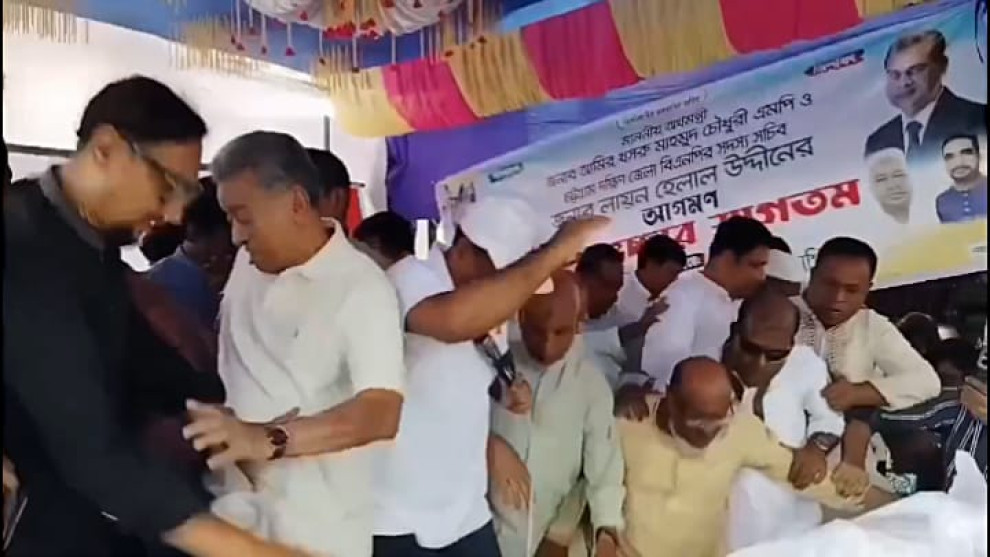 চন্দনাইশে মঞ্চ ভেঙে পড়ে গেলেন অর্থমন্ত্রীসহ এমপিরা