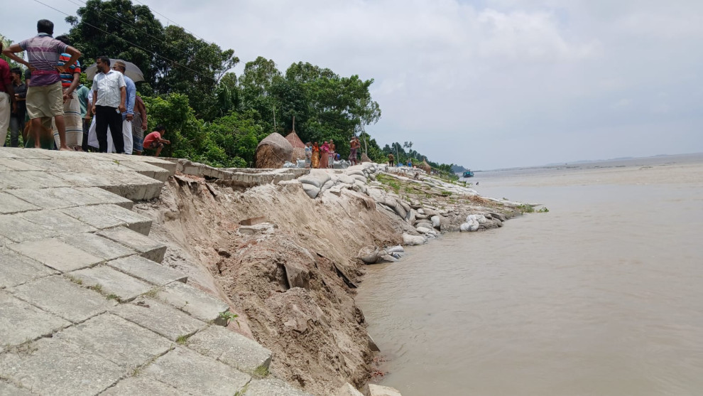 ৪৪৮ কোটি টাকার তীররক্ষা বাঁধে ধস,দুটি স্কুল নদীগর্ভে বিলীনের সম্ভাবনা