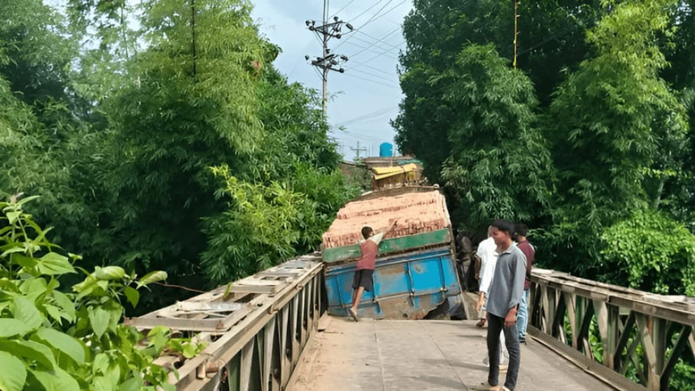 রাঙ্গামাটিতে ট্রাকসহ ভেঙে পড়লো সেতুর পাটাতন, যান চলাচল বন্ধ