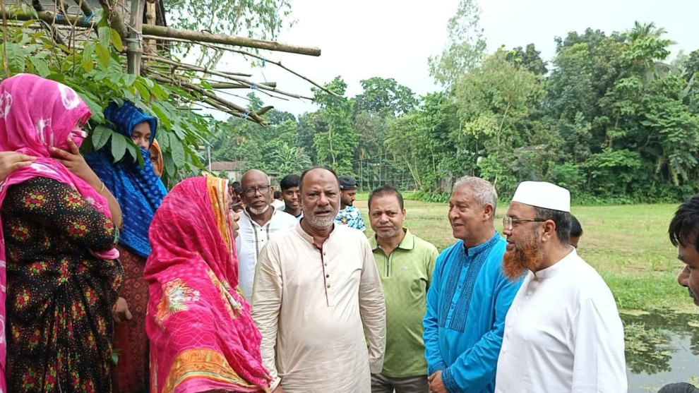 কাঁচা রাস্তা ও ওয়াবদা বাঁধ সংস্কারের উদ্বোধন করেন কুড়িগ্রাম জেলা পরিষদের প্রশাসক