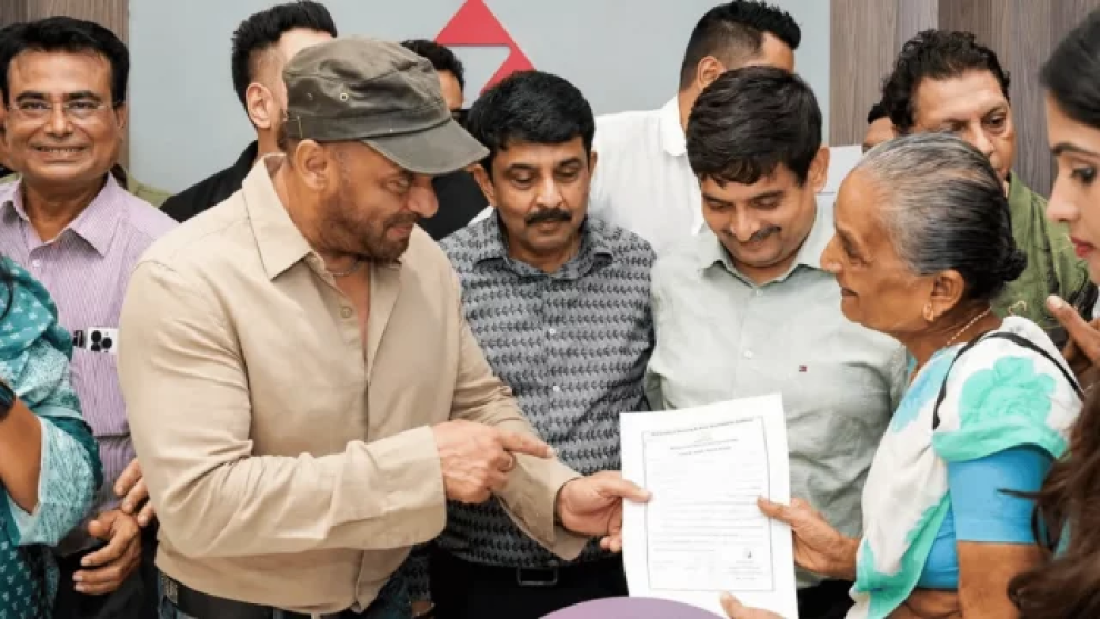 ৫০ পরিবারের হাতে নতুন বাড়ির চাবি তুলে দিলেন সালমান