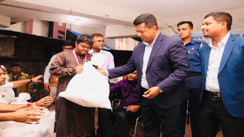 ২৪ ঘণ্টার মধ্যেই আবেদন মঞ্জুর, বন্যাদুর্গত প্রতিবন্ধীদের পাশে মানবিক জেলা প্রশাসক