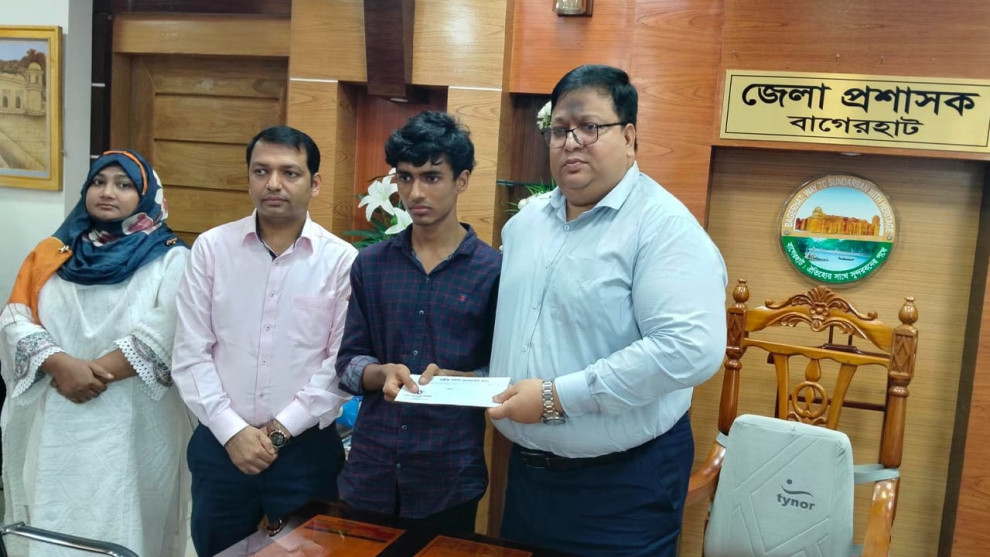 ইকনের পাশে বাগেরহাট জেলা প্রশাসন, জেলা প্রশাসকের আর্থিক সহায়তা