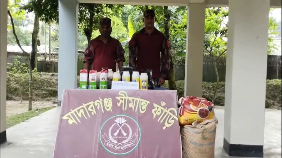 কুড়িগ্রামে বিজিবির অভিযানে ৩২ লাখ টাকার চোরাই পণ্য জব্দ