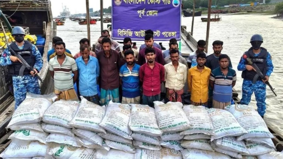 মিয়ানমারগামী সার পাচার রুখে দিল কোস্ট গার্ড, আটক ২৩