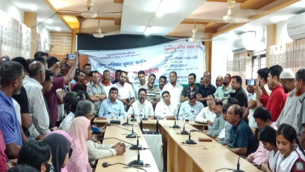 খুলনার বটিয়াঘাটায় জেলা পরিষদের উদ্যোগে গাছের চারা বিতরণ