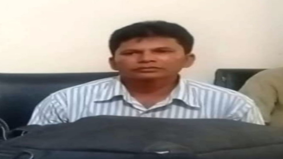 পলাশবাড়ীতে প্রথম শ্রেণির শিক্ষার্থীর পেট মুচড়ে ও বেঞ্চে শুইয়ে নির্যাতনের অভিযোগ শিক্ষক মিথুনের বিরুদ্ধে