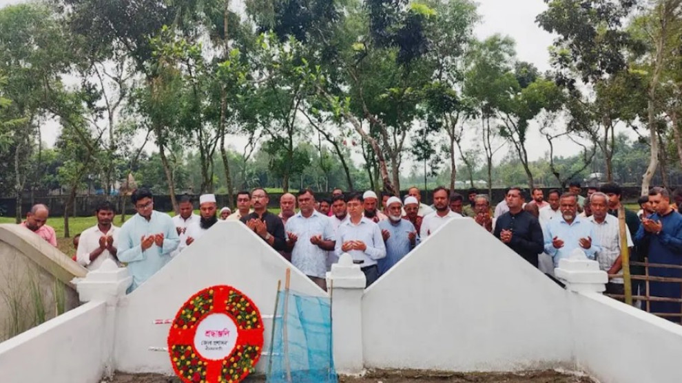 মাহেরীনের সমাধিতে জেলা প্রশাসকের শ্রদ্ধা
