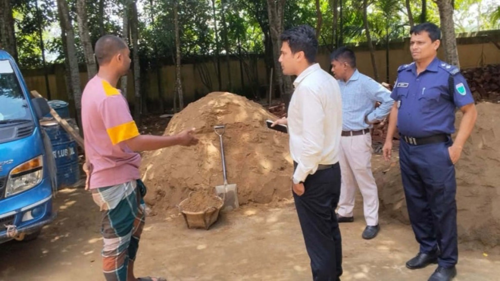 কুলাউড়ায় অবৈধ বালু উত্তোলনে ইউপি সদস্যকে জরিমানা, একজন কারাদণ্ড