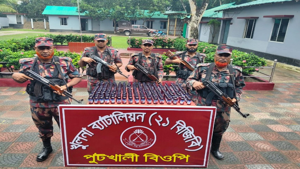 বেনাপোল সীমান্তে বিজিবির অভিযানে ২০২ বোতল ভারতীয় সিরাপ জব্দ