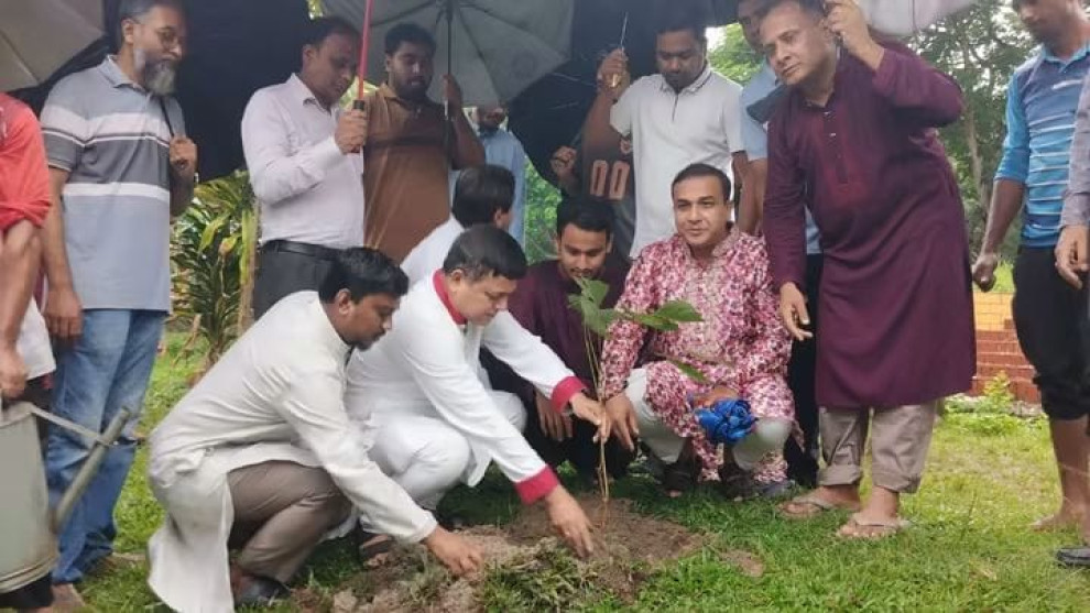 টানা দুই দিনের সংঘর্ষ শেষে উপাচার্যের সঙ্গে বৃক্ষরোপণ করলেন শিবির ও ছাত্রদলের সভাপতি**