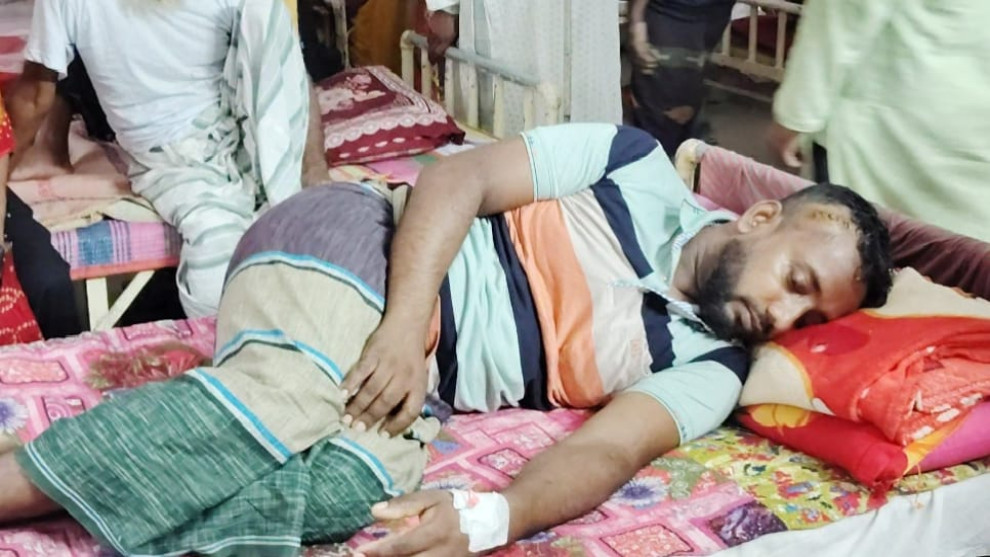 ৭ম শ্রেণির শিক্ষার্থী কন্যাকে উত্ত্যক্তের প্রতিবাদ করায় পিতাকে কুপিয়ে জখম