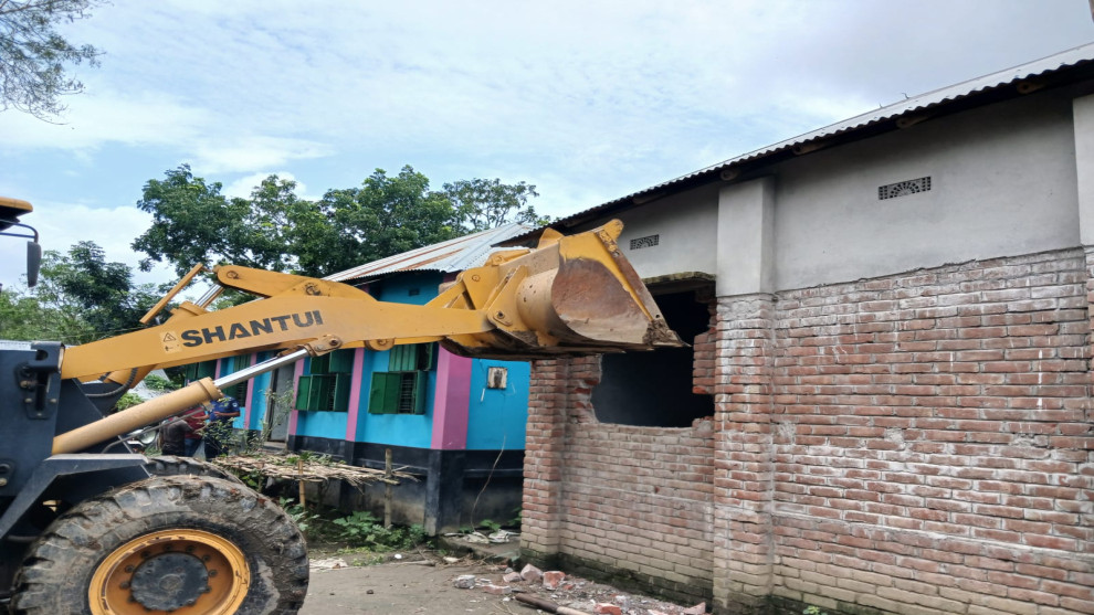 শৈলকুপায় অবৈধ স্থাপনায় সড়ক ও জনপথ বিভাগের উচ্ছেদ অভিযান