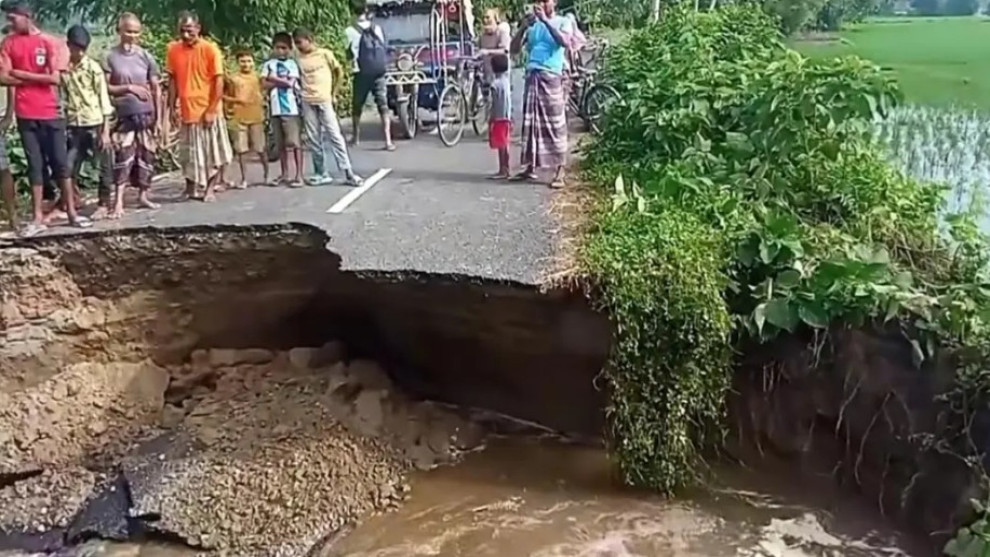 তিস্তার ঢলে সড়ক ধস, দুর্ভোগে ২ হাজার পরিবার