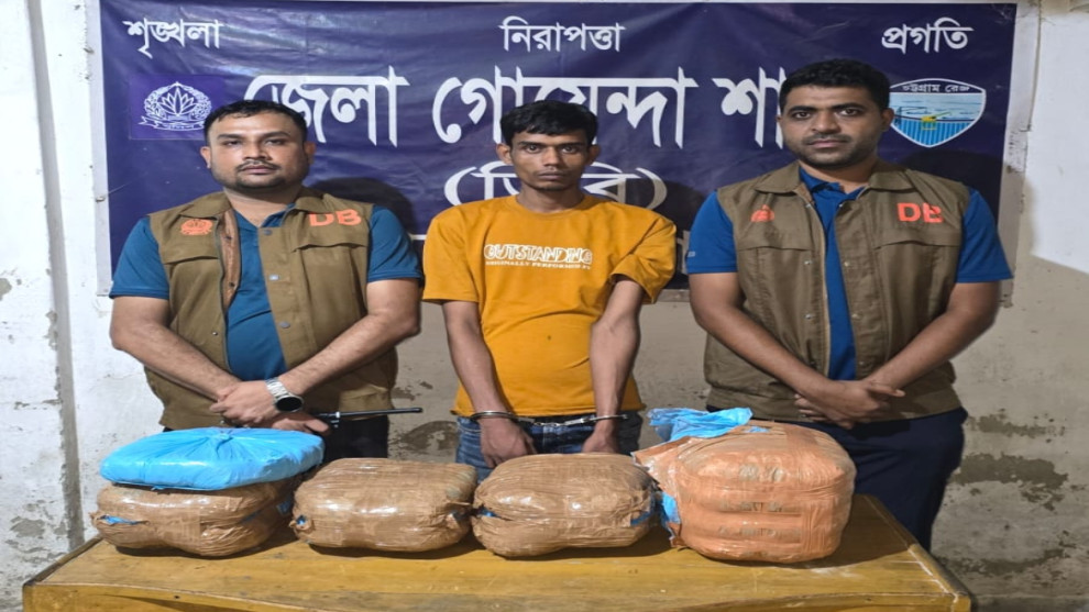 বেগমগঞ্জে ১১ কেজি গাঁজাসহ যুবক আটক, জব্দ সিএনজি