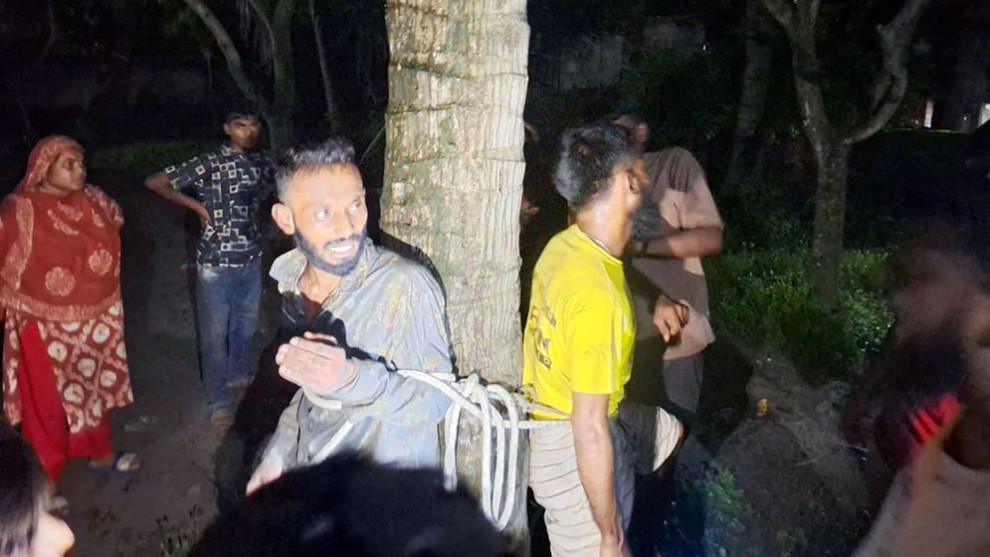 রাজশাহীতে চোর সন্দেহে দুই তরুণকে গাছে বেঁধে নির্যাতন